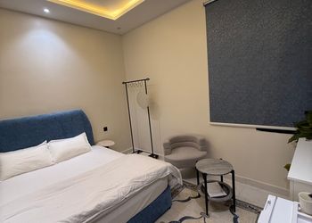 استديو بسرير مفرد وأثاث مريح 