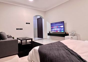 استديو بتصميم انيق ودخول ذاتي