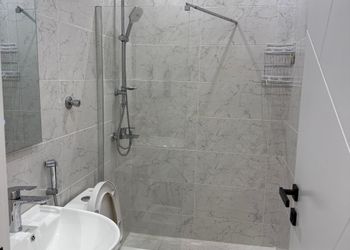 استديو بأثاث مريح وبسيط 