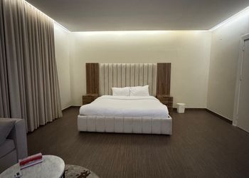 استديو بأثاث مريح وبسيط 