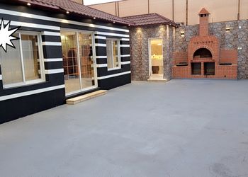 استراحة ببيت شعر وفناء خارجي