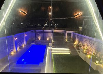 شاليه بمسطح اخضر ومسبح 