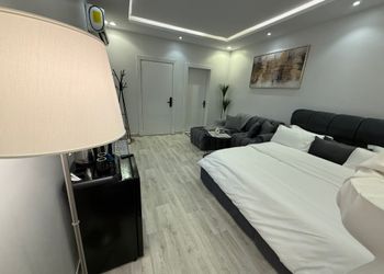 استديو بأثاث مريح وبسيط 