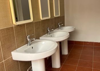 استراحة بمسطح اخضر ومجالس