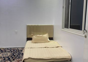استديو بأثاث مريح وبسيط 