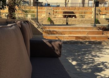 مزرعة بجلسة خارجية واسطبل خيل