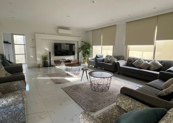 استراحة بمسطح اخضر ومجالس