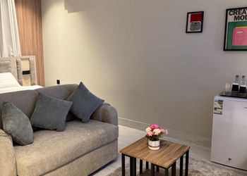 استديو بأثاث مريح وبسيط 