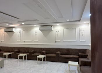 استراحة بمجالس واسعة وفناء خارجي