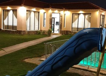 شالية بجلسة خارجية ومسبح 
