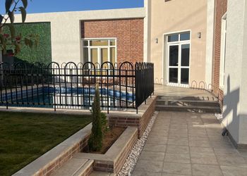 شاليه بمسطح اخضر ومسبح 