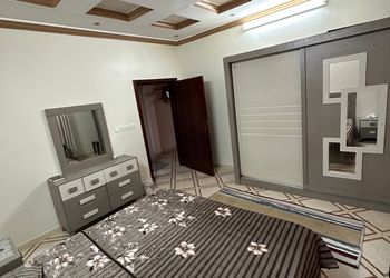 شقة بغرف نوم وصالة ومجلس 