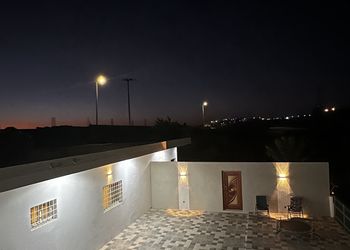 استراحة بمجلس وفناء خارجي 