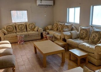 مزرعة بمسطح اخضر و مسبح
