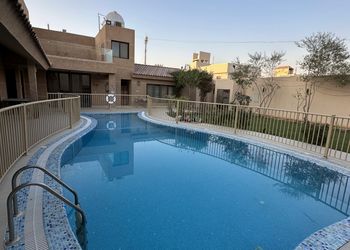 شاليه بمسبح و مسطح اخضر 
