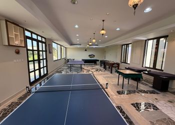 شاليه بمسطح اخضر ومسبح 