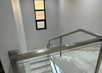 شاليه بمسطح اخضر ومسبح 