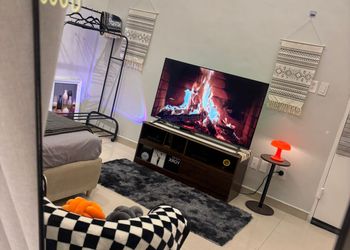 استديو بأثاث مريح وبسيط 