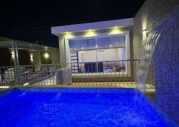 شاليه بجلسة تطل على مسبح خارجي 