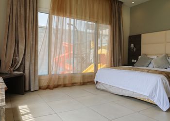 شاليه بجلسة خارجية وألعاب أطفال 