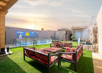 شاليه بمسطح اخضر وألعاب أطفال 