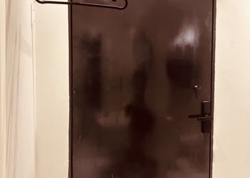 استديو بأثاث مريح وبسيط 