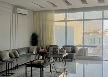 شالية بمجلس وبإطلالة على البحر