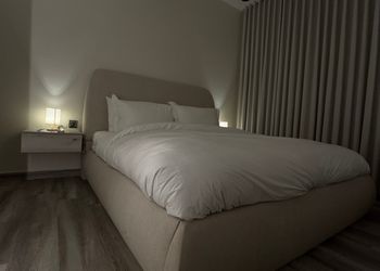 شقة بدخول ذاتي وتصميم هادئ