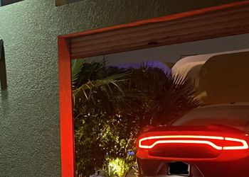 شاليه بجلسة تطل على مسبح خارجي 