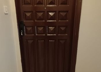استديو بأسرة مفردة وأثاث مريح