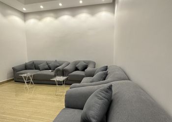 شاليه بمسطح اخضر ومسبح