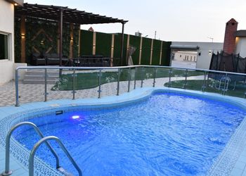 شاليه بجلسة تطل على مسبح خارجي 