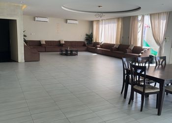 شاليه بجلسة خارجية ومسطح اخضر