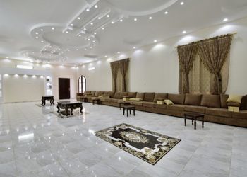 استراحة بملعب كرة طائرة وجلسة 