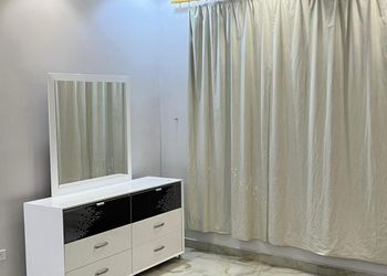 شاليه بمسطح اخضر وجلسة خارجية 