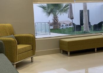 شاليه بمسطح اخضر وجلسة خارجية 
