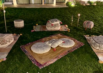 شاليه بجلسة مطلة على مسبح 