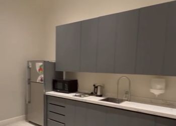 شاليه بصالة مطلة على المسبح 