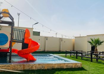 شاليه بمسطح اخضر و جلسة خارجية في الرمال