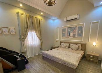 شاليه بمسطح اخضر ومسبح