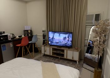 استديو بأثاث مريح وبسيط 