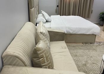 استديو بأثاث مريح وبسيط 