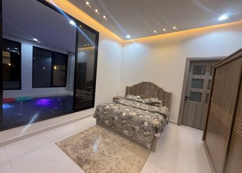 شاليه بمجالس مريحة ومسبح خارجي 