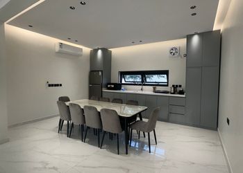 شاليه بمسطح اخضر ومسبح 