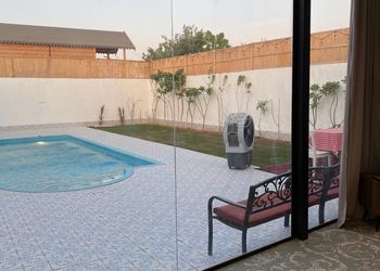 شاليه بصالة مطلة على المسبح 
