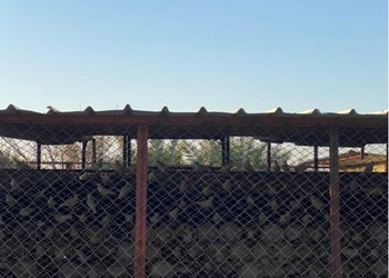 مزرعة بمسطحات خضراء وبيت شعر