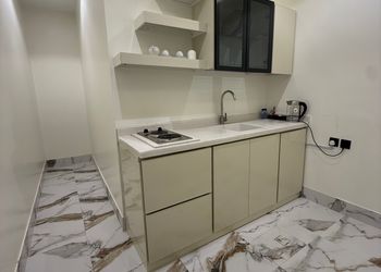 استديو بأثاث مريح وبسيط 