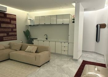 شقة بصالة أنيقة ودخول ذاتي