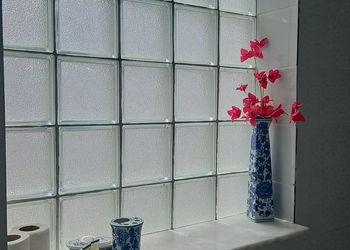 شالية بطابع يوناني وسرير اعمدة
