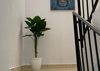 شقة بصالة انيقة وغرفتين نوم